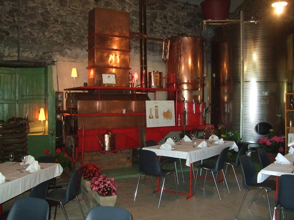 Distillation-gers-table dressée au pied de l'Alambic dans le Chai