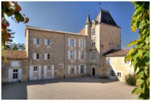 Chateau de Mons Gers- façade-cour