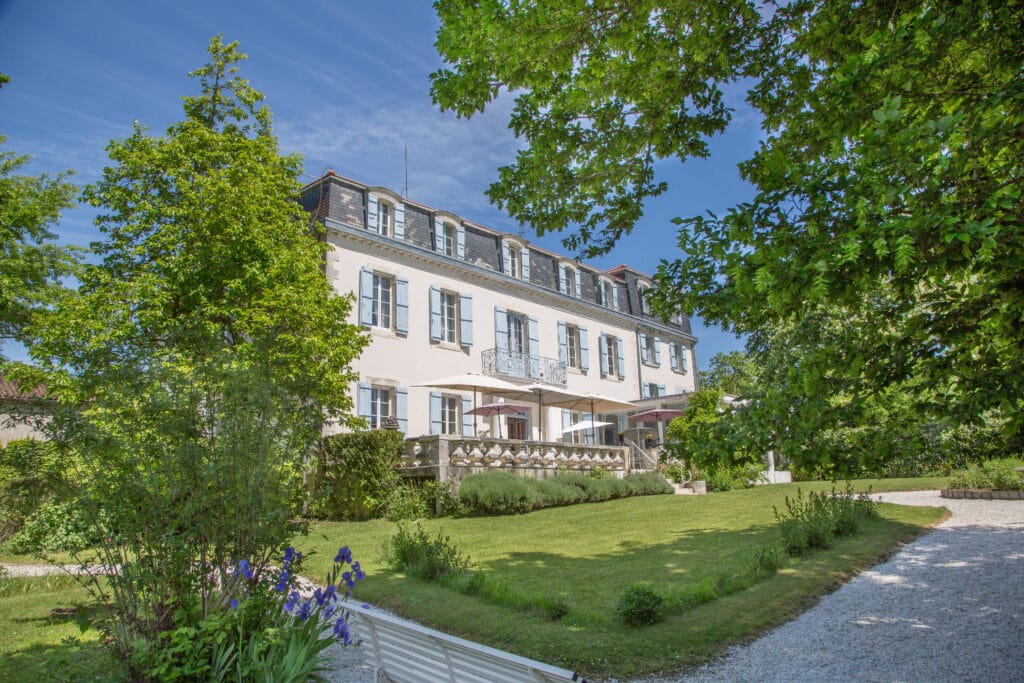 Hotel-restaurant Château Bellevue-Cazaubon Gers vue bâtisse jardin fleuri