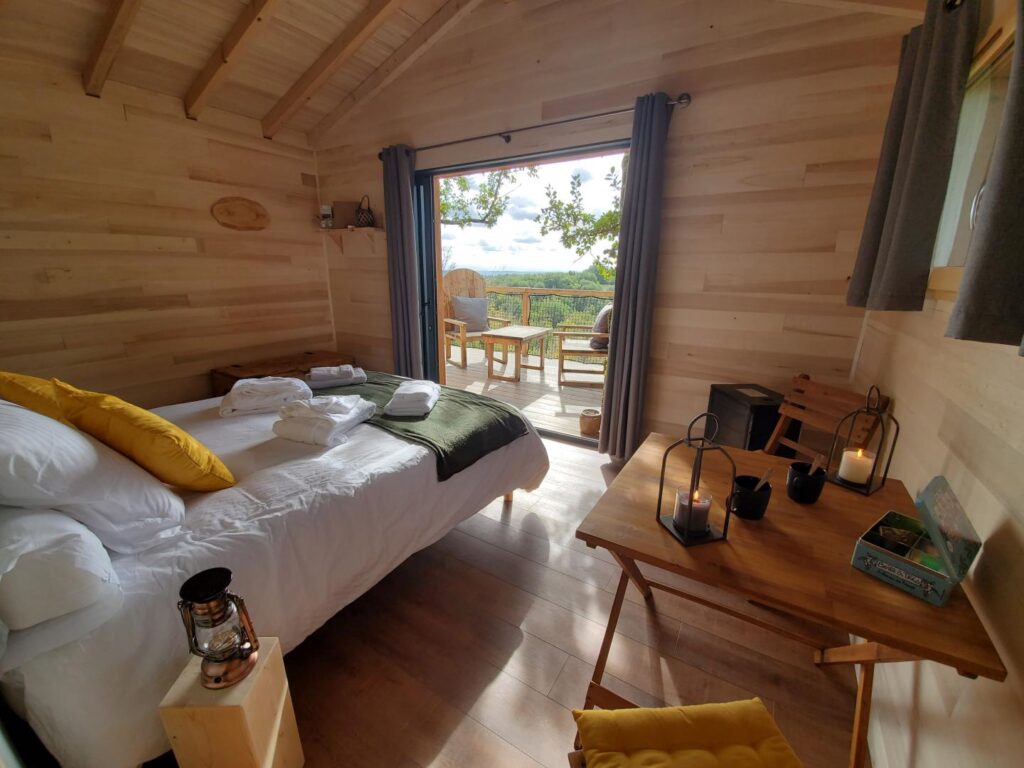 Maison d'hôtes Cabane perchée avec spa Gîtes de France-Gers-chambre grand lit vue terrasse
