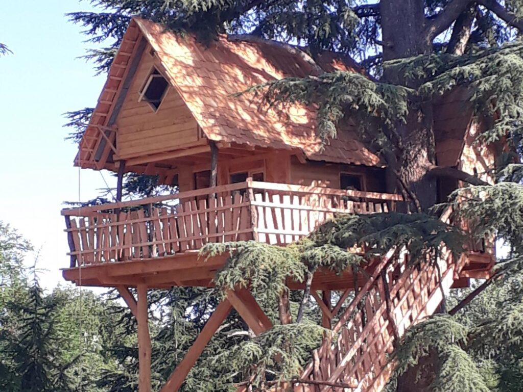Cabane perchee a quleques metres du sol Gers