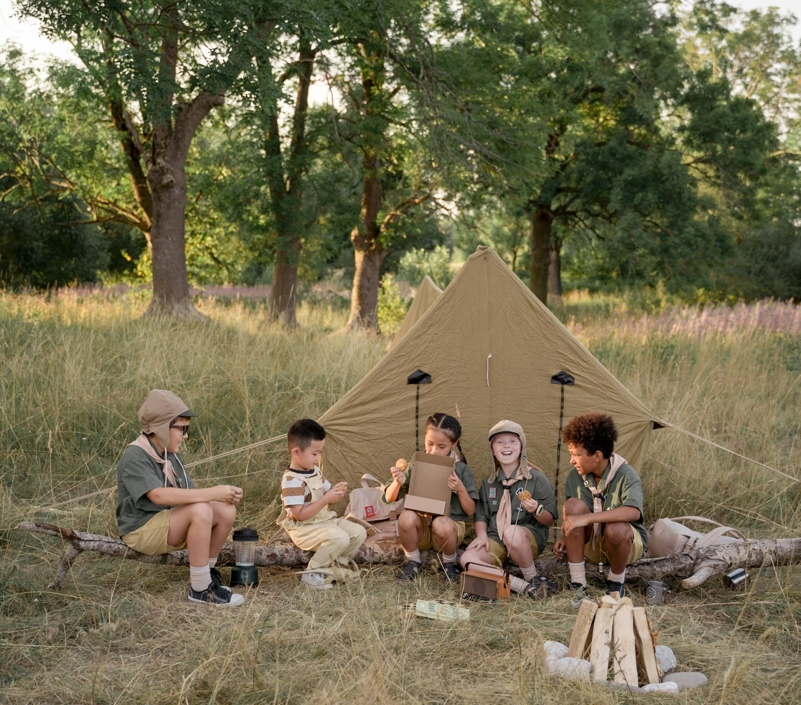 Les explorateurs du tuco pour pré-adolescent : tente installée, feu de camp préparé pour une soirée à la belle étoile