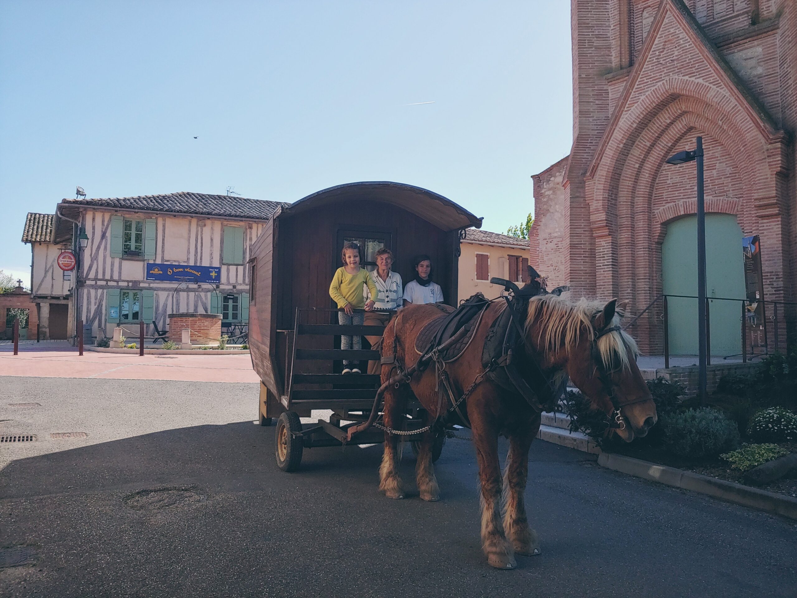 court-sejour-roulotte-attelee-cheval-gers-tourisme