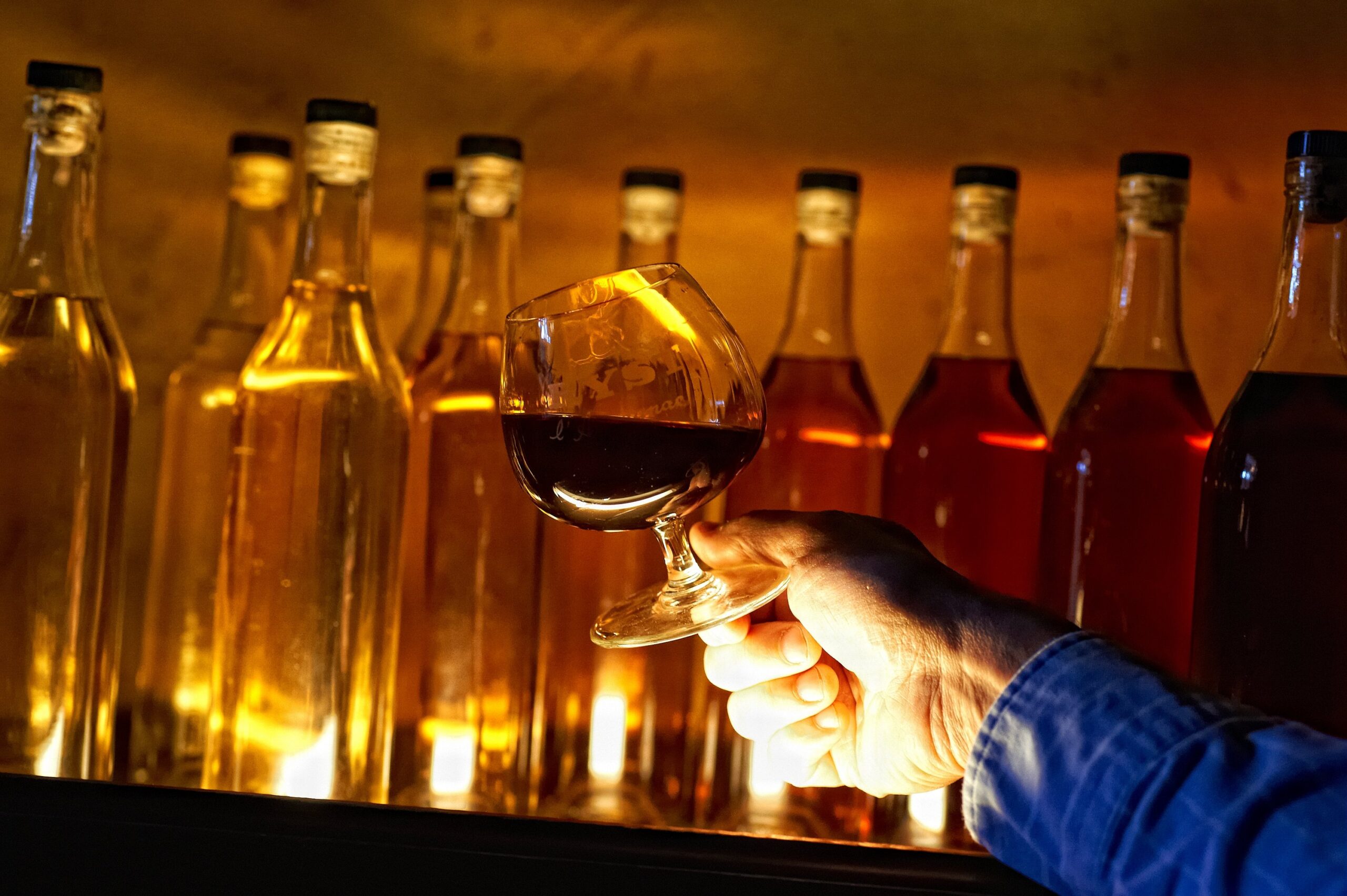 Bouteille armagnac veilli dégustation en domaine viticole gers