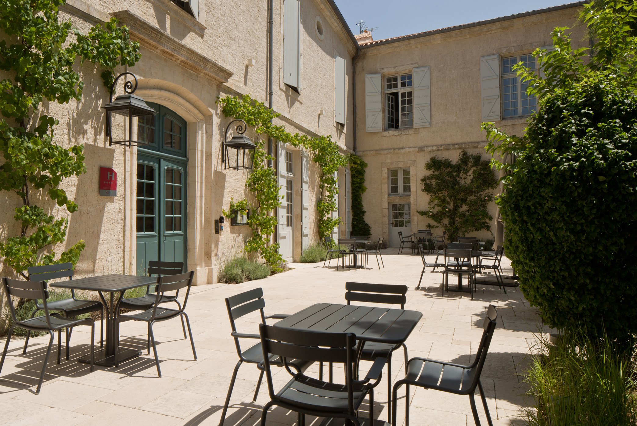 Mini-cure-bien-etre-3-jours-Lectoure-Gers-Terrasse-hotel