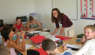 Stage d'anglais pour enfants et adolescents- les enfants dans la classe avec leur professeur