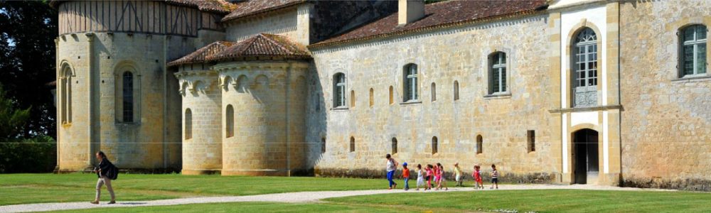 Abbaye Cistercienne de Flaran Valence-sur-Baïse-Gers - Façade-allée-jardin